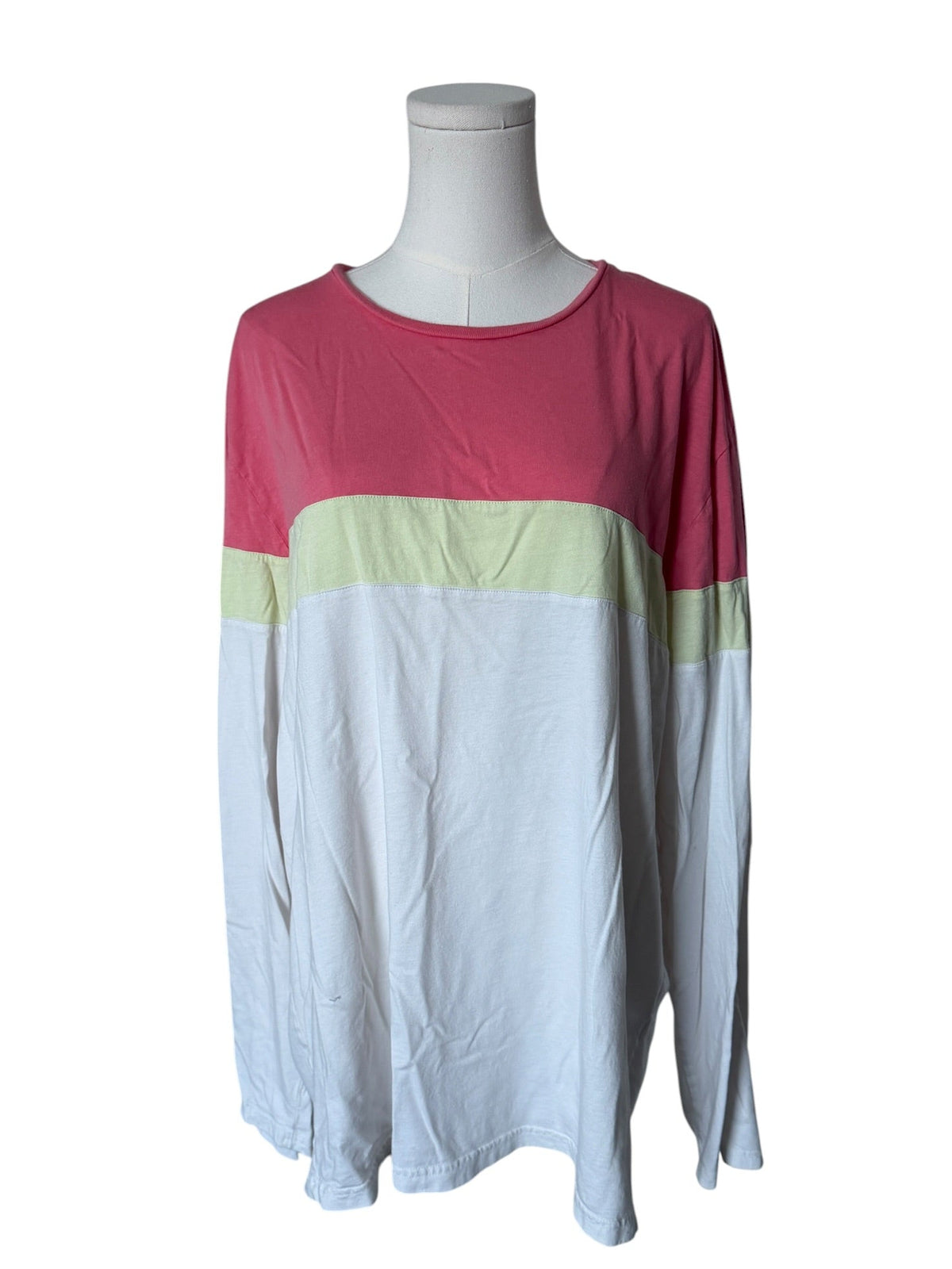 Color-blocked long-sleeve shirt on a mannequin against a white background